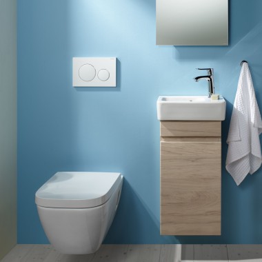 Un WC Selnova con mobile coordinato ambientato con parete azzurra