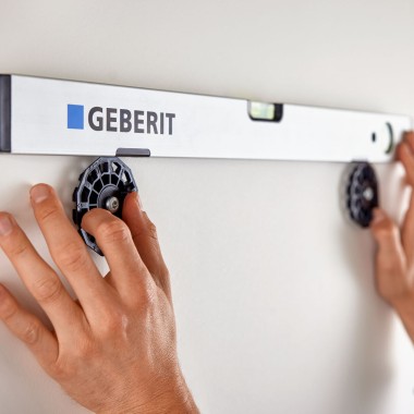 Operazione di fissaggio veloce per specchio Option (© Geberit)