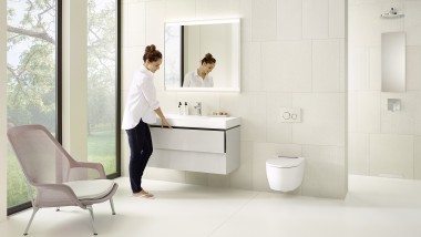 L'altezza di installazione degli elementi del bagno è importante per le persone di qualsiasi statura (© Geberit)