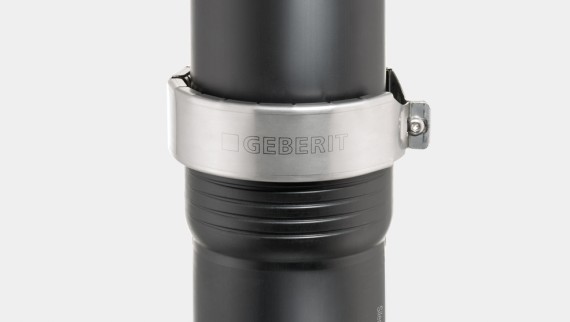 Il sistema ad innesto Silent-Pro può resistere a una pressione interna fino a 2 bar con l’anello di serraggio a graffe Geberit