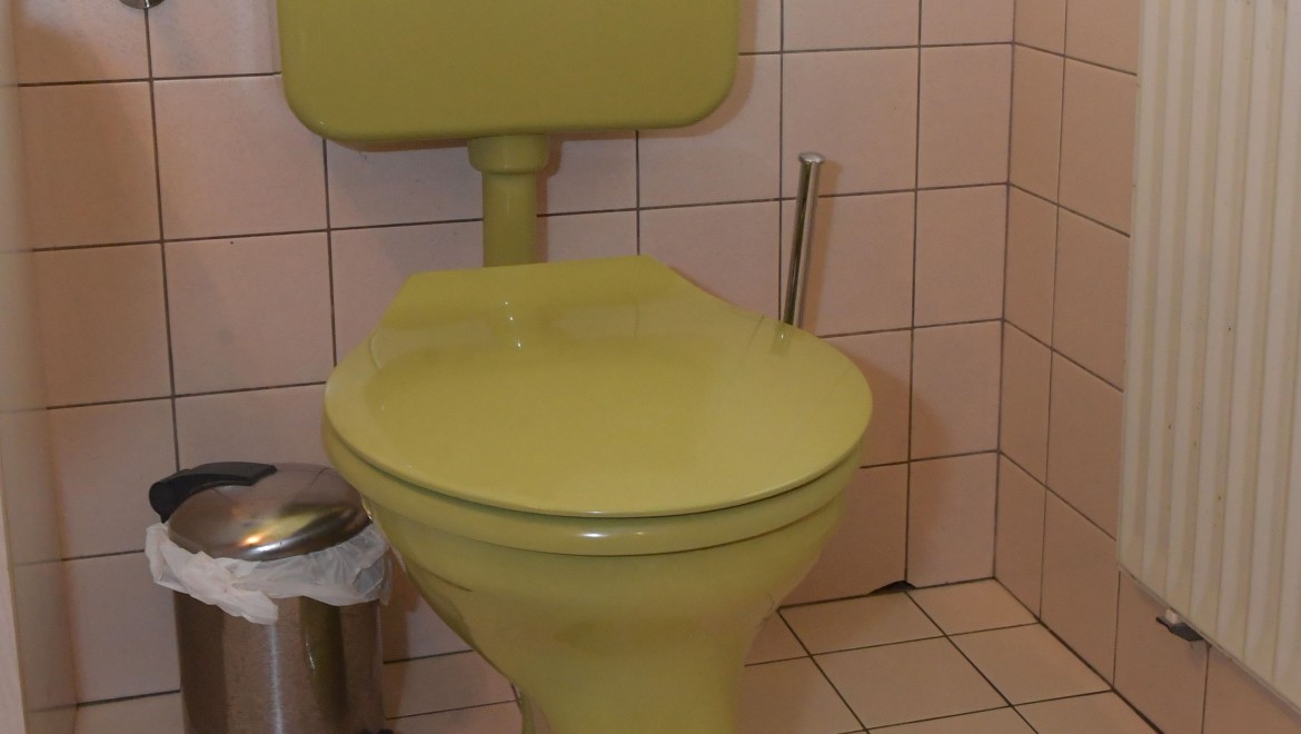 Il vecchio vaso WC con cassetta di risciacquo esterna
