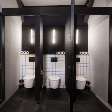 I bagni arredati con le dotazioni sanitarie Geberit portano la modernità in un edificio tradizionale (© Geberit)