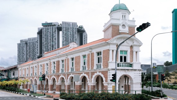 Il ristorante Born si trova nella stazione Jinrikisha, uno dei pochi edifici storici di Singapore. È di proprietà dell'attore Jackie Chan (© Owen Raggett)