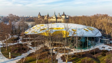Un fungo nel parco. L’avveniristico tetto della Casa della musica visto dall’alto (© Városliget Zrt.)