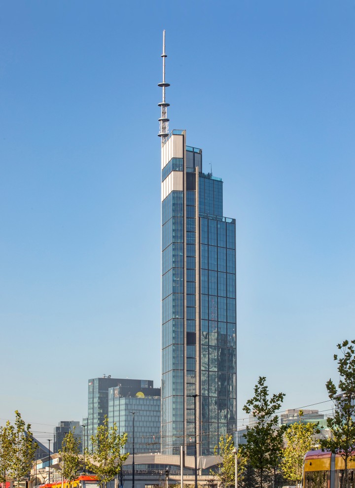 l grattacielo Varso Place, con i suoi 300 metri di altezza, veglia su tutta la città di Varsavia. (© Aaron Hargreaves/Foster + Partners)
