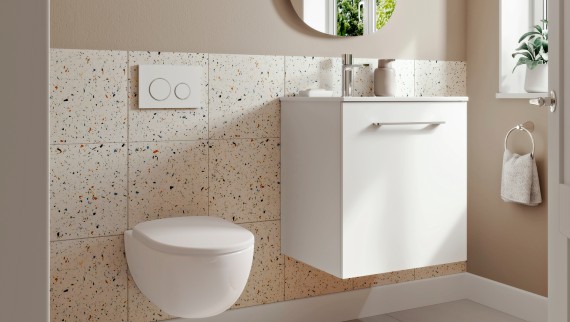 Piccolo bagno della serie Geberit Selnova con vaso WC sospeso a parete e lavabo