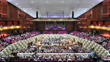 Nella grande sala da concerto si svolgono spettacoli musicali (© Plotvis and Kraaijvanger Architecten)