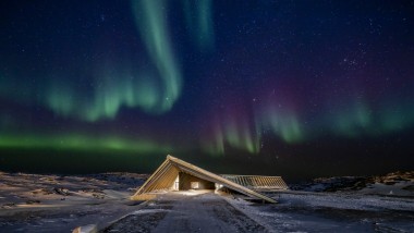 L'Icefjord Centre nella spettacolare aurora boreale della notte polare groenlandese (© Adam Mørk)