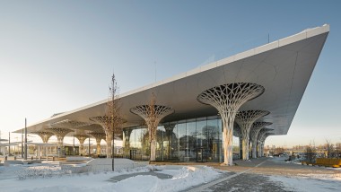 Box dentro box: il cubo di vetro della stazione ferroviaria metropolitana di Lublino è integrato nella struttura con un tetto e colonne a traliccio (© Rafał Chojnacki).