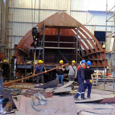 Attività incessante nei cantieri ADA Yachting di Bodrum. La costruzione di uno yacht richiede un gran numero di operatori qualificati e un paio d’anni di lavoro. (Serkan Ali Çiftçi)