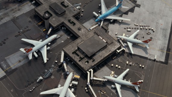 Vista dall'alto del Terminal B dell'Aeroporto di Zurigo (inizio anni '80) (© Swissair).