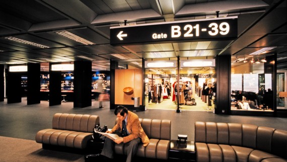 Foto dell'interno degli anni '80 del Terminal B dell'Aeroporto di Zurigo-Kloten (© ETH-Bibliothek Zürich).