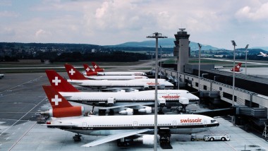 Gli aerei della ex Swissair parcheggiati al molo del Terminal A di Zurigo negli anni '80 (© ETH-Bibliothek Zürich).