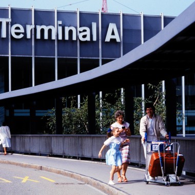 1985: pedoni davanti al Terminal A (© Swissair)