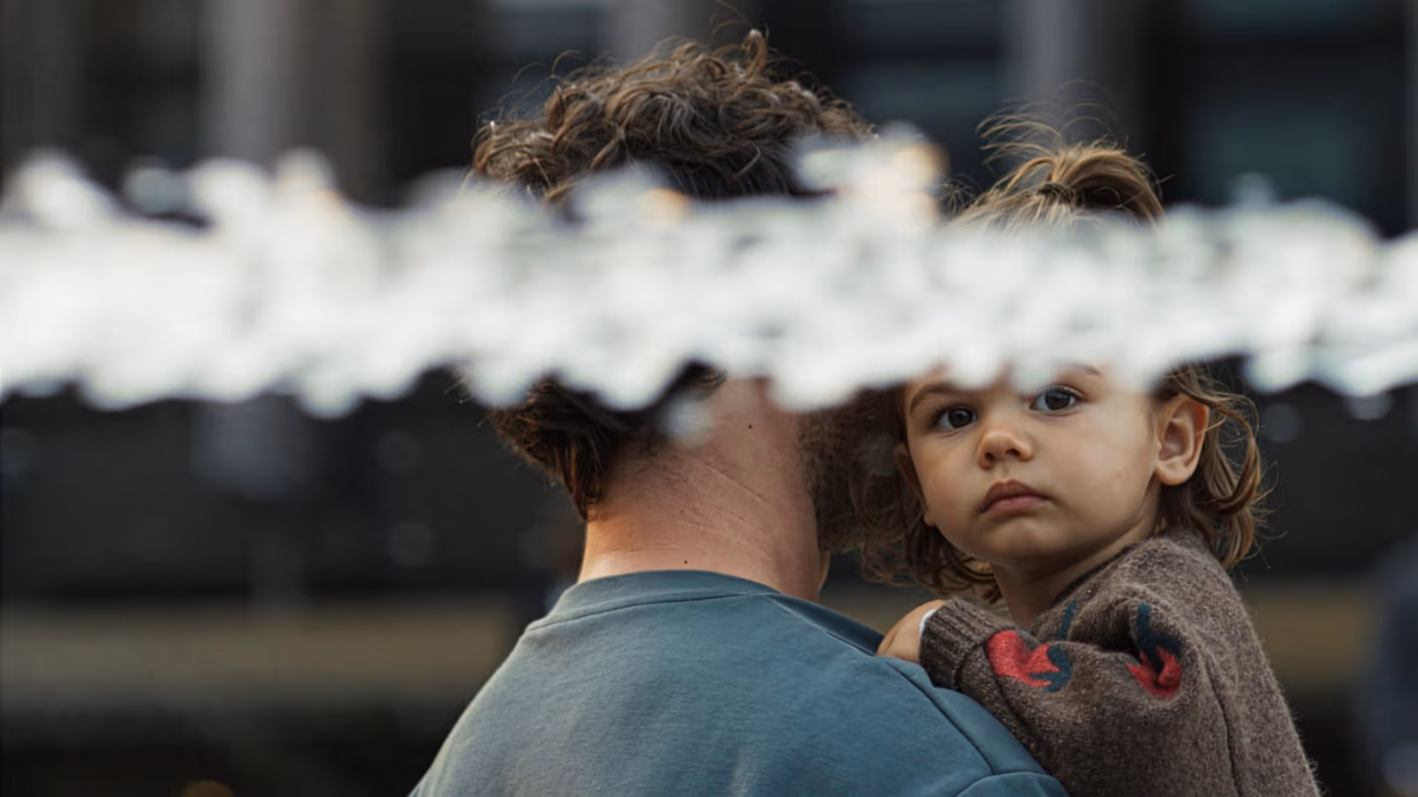 Bimba in braccio al papà Bimba in braccio al papà