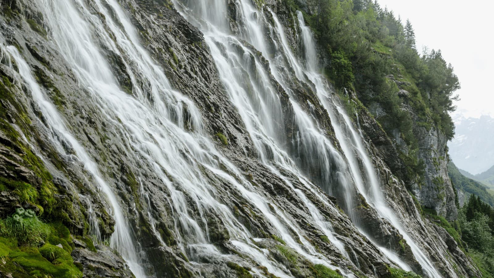Imponente cascata in un paesaggio verde (© Geberit) Imponente cascata in un paesaggio verde (© Geberit)