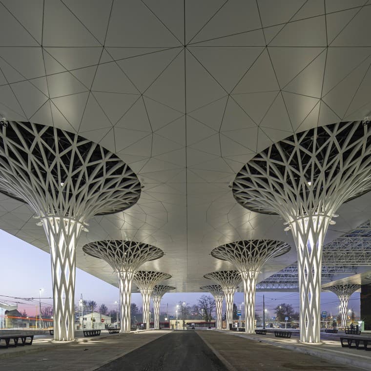 Le colonne a traliccio sono un particolare punto di interesse del nuovo edificio (© Rafał Chojnacki). Le colonne a traliccio sono un particolare punto di interesse del nuovo edificio (© Rafał Chojnacki).